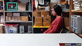 Čierna tínedžerka 18+ 18+ zlodejka s veľkým zadkom dostane výprask od ochranky