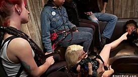 에보니가 발과 큰 자지로 공공장소에서 받아