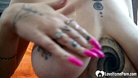 kan du tro denne tatoverte jenta får ikke nok av kukken min?