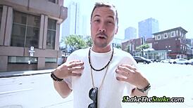 Chica linda tatuada enfrenta polla enorme en la boca