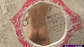 Трахаю двух трансов подряд в дикой сессии