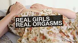 Forró göndör amatőr vibrálja a dildót orgazmusig