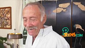 Красива 18+ мадама язди здраво стар пич