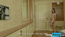 petite teen flexin her tiny pussy... so hot!