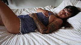 liandra yanks her cunt while masturbating