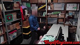 나쁜 18살 도둑년들 백화점 경비원 박고 세게 빨아대