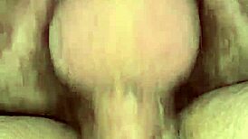 Vaimoni kumartuu doggy-asennossa saaden ison sisäänlaskun monsterkyrvästäni