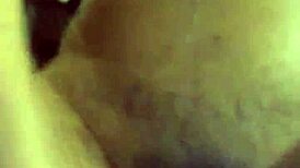 와오가 솔로 쾌락에 빠져, 보지를 강렬한 욕망으로 쓰다듬음