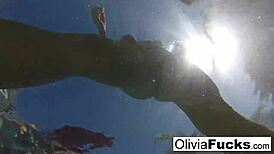 olivia has some summer fun in the pool 😎