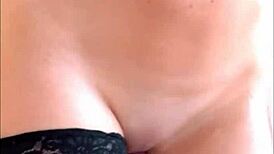 Mlada pička izvleče curenje iz kurca v resničnem prizoru