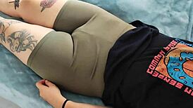 Legging Ketat di Bokong Gendut Putri Tiri Kesayangan, Panas Banget!