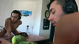 jugando con mi juguetito sexual mientras me espian