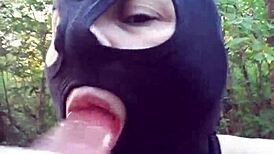 Niewolnica masturbuje się w lesie 9 sierpnia 2023 😈🌳