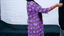 היי, רוצה לראות את הצ'אצ'י ההינדי מקבלת מזיינים בסגנון כלביות בפעולה ביתית חמה?