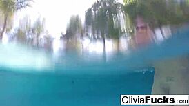 olivia has some summer fun in the pool 😎