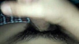 Ser henne runke seg til lidenskapelig orgasme