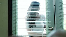 blondă frumoasă ia pula adolescentului 18+ excitat în dezmăț la dormitor