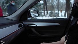 Деловая жена без лифчика флешит декольте на публике на улице