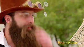 스윙커 커플 맨션 파티 입구에서 뜨거운 오럴 펠라 쇼