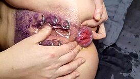 Dude, Denne Lilla Hårete Piercet Fitta Tok Anal Fisting Og Sprutet Overalt, Så Vill!