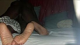 Hun vågnede op mens noget skete i hendes værelse