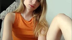 Блондинка лейдибой дърпа малък 18+ кур на кам