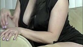 Madeline Blues dezvăluie striptease intens cu haine rupte și acțiune cu nylon