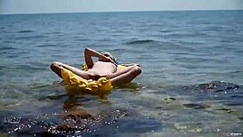 sexy sirena fingers tight pussy to orgasm at beach