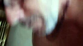 il fratello di mio marito bussa e io, ops, gli succhio il cazzo e bevo tutto il suo sperma