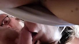 il fratello di mio marito bussa e io, ops, gli succhio il cazzo e bevo tutto il suo sperma