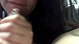 Alice Forge antaa löysän kurkkupanojen siemensyötön suuhun läheltä