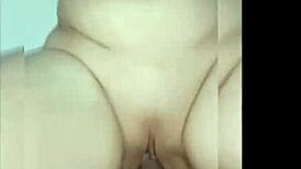 mi cachonda hermanastra me dice, 'ven aqui y te saco la leche con mi boca grande' mientras folla duro