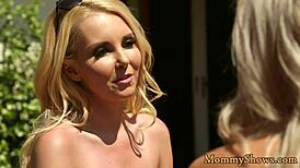 Lesbische Stiefmutter genießt Rimming am süßen Arschloch der Teenagerin in classy Begegnung