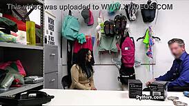 Milf latina curvilínea cavalga pau forte no escritório iluminado