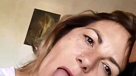 il fratello di mio marito bussa e io, ops, gli succhio il cazzo e bevo tutto il suo sperma