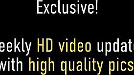 Cougar tetona Julia Ann se frota y mete dedos en su coño mojado por la mañana