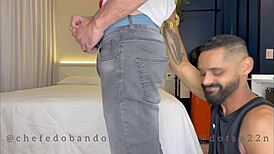 زب باوزاو السميك دمر حلقي قبل أن أنيك مؤخرته العارية