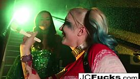 Poison Ivy fucks Harley with bat 😈