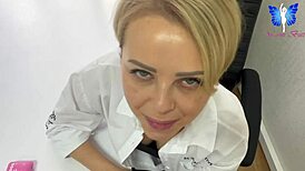 Hitri blowjob s požiranjem sperme od spretne pisarniške sekretarke