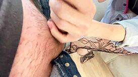 सौतेली माँ स्नीक करती है, स्टेपसन को बांग करती है हसबैंड से फोन पर बात करते हुए रशियन एमेच्योर वीडियो में