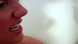 Barbie Cummings șoptește: Vrei masturbarea mea vintage la gloryhole?