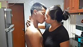 Rohá uklízečka mi hluboko cucá tvrdý pták