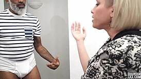 Nerd si scatena nel trailer palestra, cazzo quant'è calda! 😍