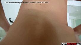 Ej, poglej to napaljeno milf pastorko, ki jebe velik kurac! 😜