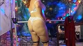 Esposa caliente Steffi se desnuda y abre su rajita mojada. ¡Sus movimientos son puro fuego!