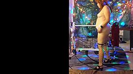 Esposa caliente Steffi se desnuda y abre su rajita mojada. ¡Sus movimientos son puro fuego!