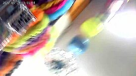 Alışveriş merkezinde rastgele kızların gizli etek altı çekimleri, külotsuz!