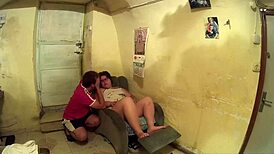 Gli seghe il cazzo coi piedi e bagno le mutande.