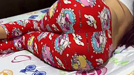 Velká provokativní prdel nevlastní dcery, nevlastní otec se nemůže přestat dívat - DOMÁCÍ VIDEO