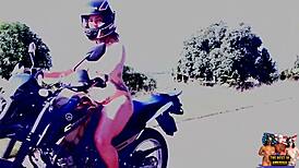 Duas gostosas nuas andando de moto nuas!